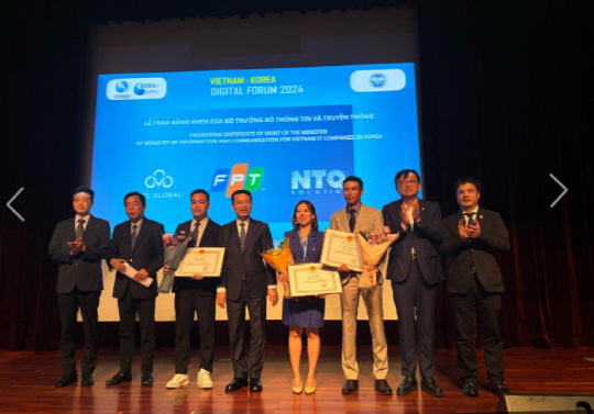 지난 2일 서울 누리꿈스퀘어에서 열린 '한국-베트남 디지털 포럼'에서 황규철(왼쪽 첫 번째) 과기정통부 소프트웨어정책관, 응우옌 만 훙(왼쪽 네 번째) 베트남 정보통신부 장관, 조준희(오른쪽 두 번째) 한국소프트웨어산업협회장 등 주요 참석자들이 기념촬영하고 있다. KOSA 제공